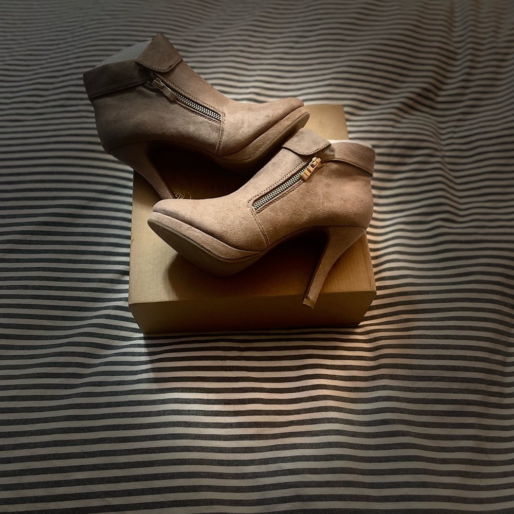 Brand new in box. Trends. Size US 6.5 women. - Picture 3 of 15